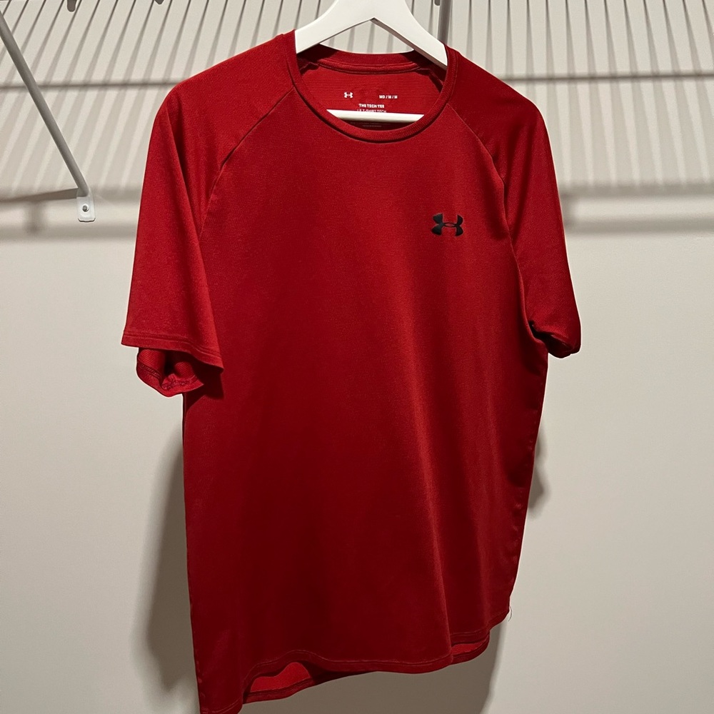 Under Armour Red T - M